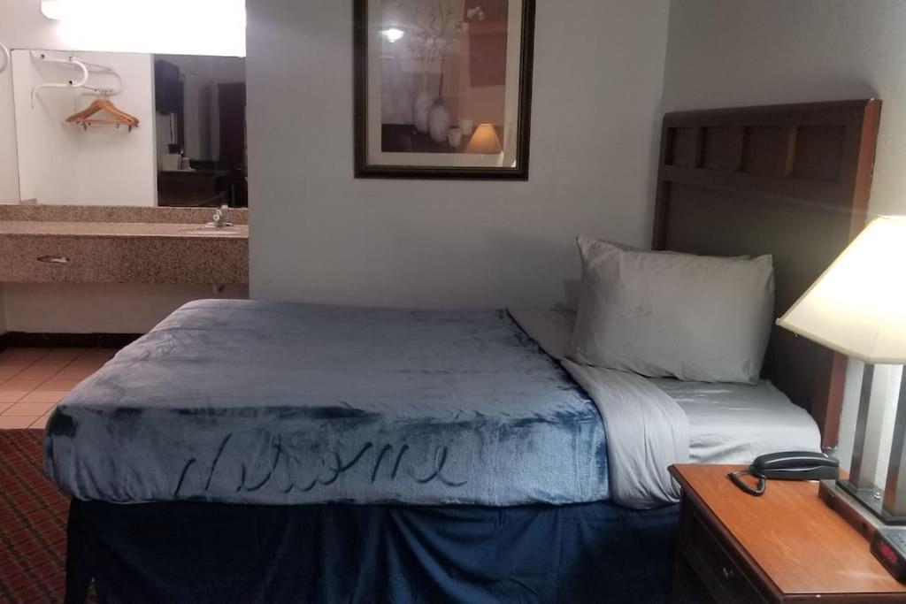Hotel King Bed Hotel Room 120 Booking Stillwater Exterior foto