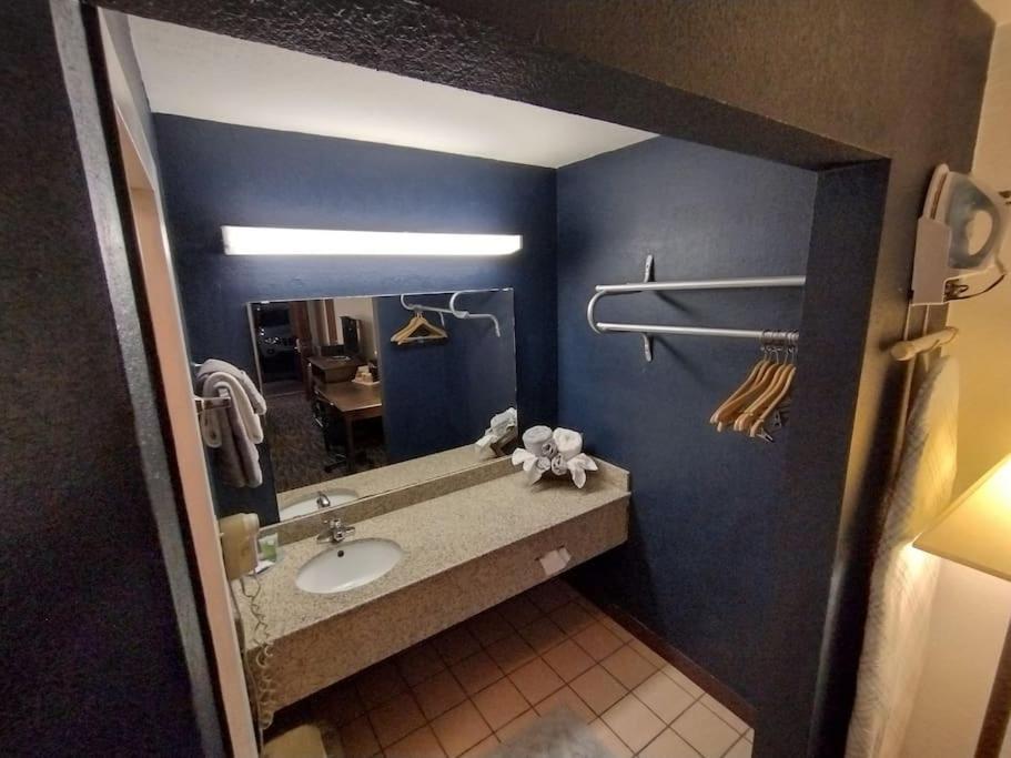 Hotel King Bed Hotel Room 120 Booking Stillwater Exterior foto